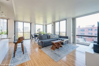 345 W Fullerton Pky, Unit 801A in Chicago, IL - Foto de edificio - Building Photo