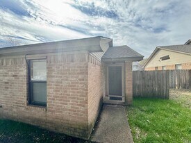 AUGUST PRE-LEASE!!!  3 Bedroom 2 Bathroom Duplex on Bus Route in College Station, TX - Building Photo