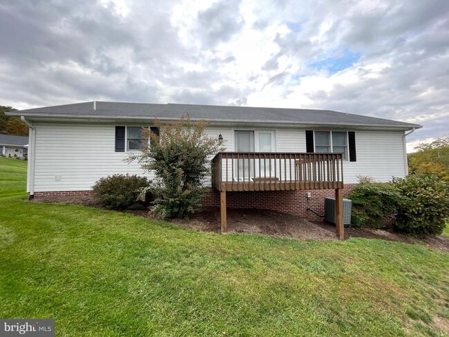 73 Garden Dr in Berkeley Springs, WV - Building Photo - Building Photo