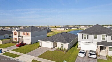 527 Glaspell Cir SE in Palm Bay, FL - Building Photo - Building Photo
