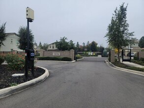 1217 Sirah Ct in Lodi, CA - Building Photo - Building Photo