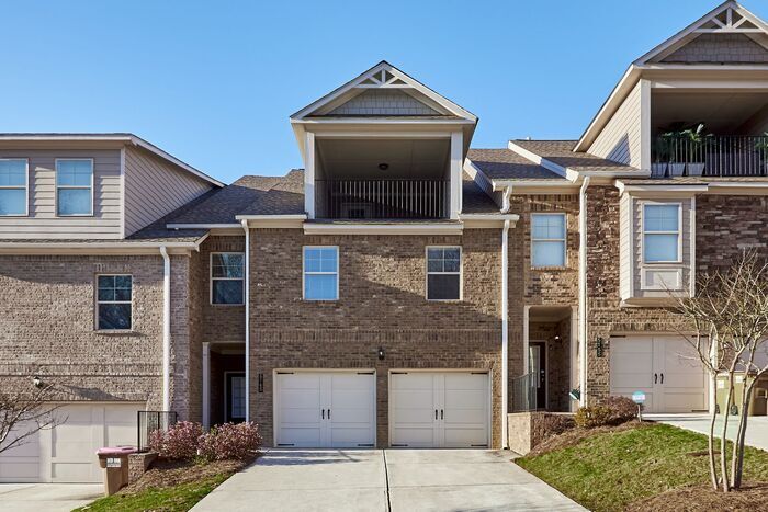 5745 Rocky Falls Rd in Suwanee, GA - Building Photo