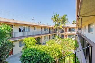 Parthenia Twin Apartments in Northridge, CA - Building Photo - Building Photo