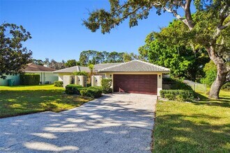 970 Rolling Hills Dr in Palm Harbor, FL - Building Photo - Building Photo
