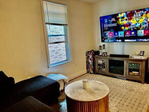 75 Everett St, Unit #2 in Boston, MA - Foto de edificio - Building Photo