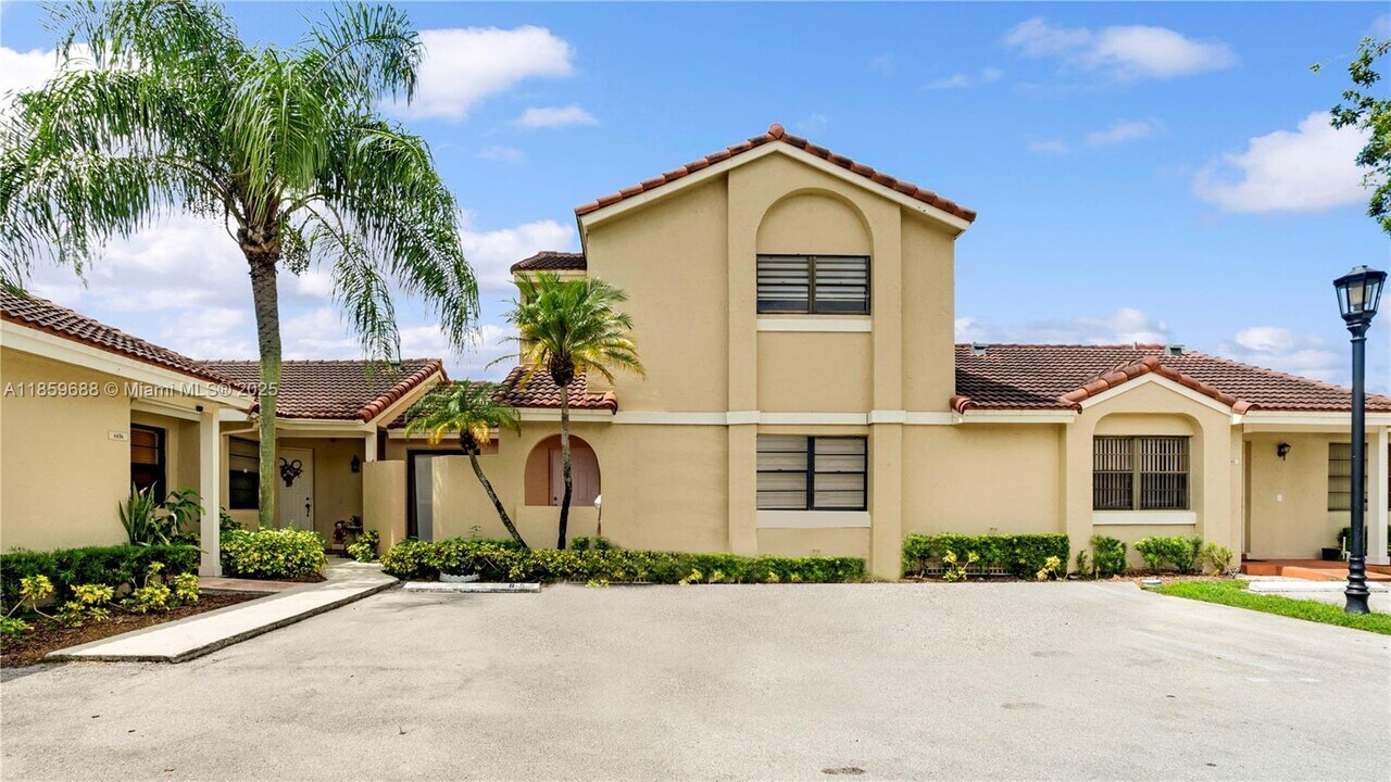 6460 NW 170th Terrace in Hialeah, FL - Building Photo