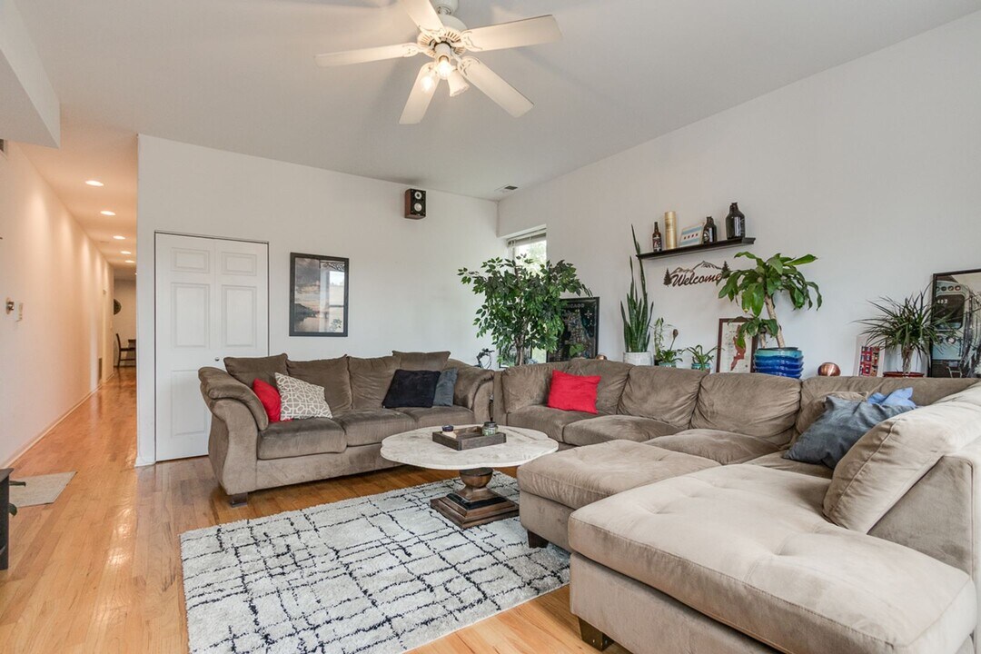 1024 N Damen Ave, Unit 9 in Chicago, IL - Building Photo