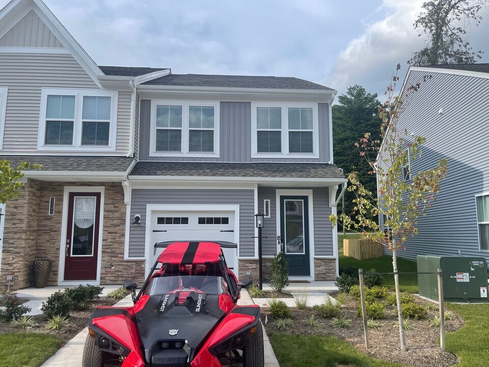 9236 St. Charles Cir in Richmond, VA - Building Photo