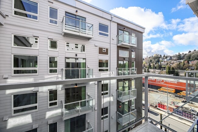 900 Rainier in Seattle, WA - Foto de edificio - Building Photo