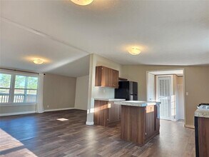 1065 E Old Hallettsville Rd in Flatonia, TX - Building Photo - Building Photo