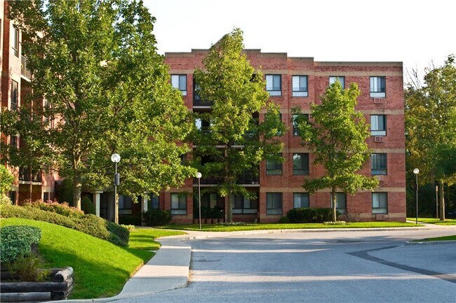 1371 Commissioners Rd W in London, ON - Building Photo - Building Photo