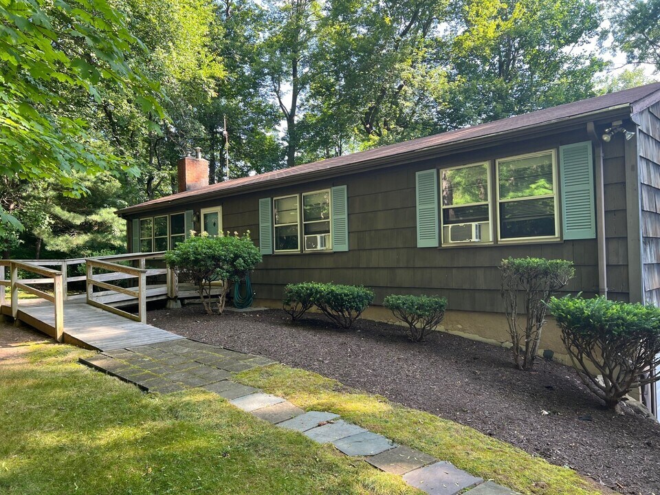 151 Fans Rock Rd in Hamden, CT - Foto de edificio