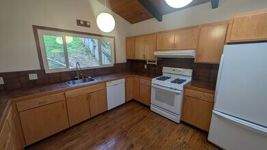 128 Bothin Rd in Fairfax, CA - Foto de edificio - Building Photo