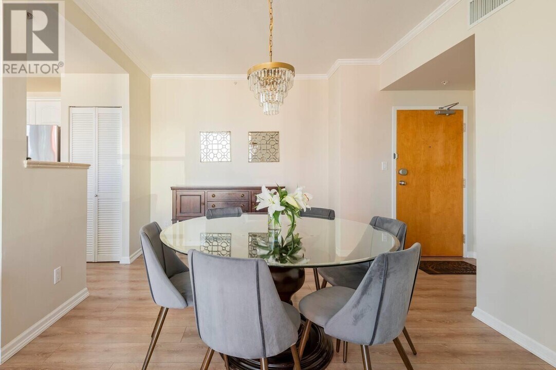 1166 Melville St in Vancouver, BC - Building Photo