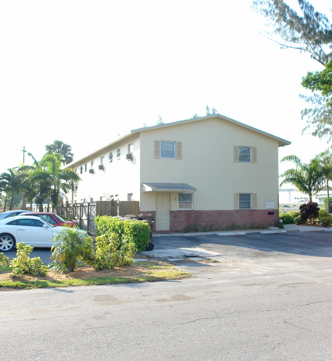 2480 SW 42nd Ave in Fort Lauderdale, FL - Building Photo - Building Photo