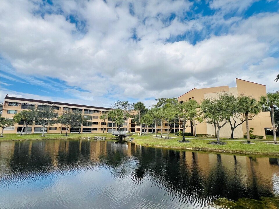 8592 W Sunrise Blvd in Plantation, FL - Building Photo