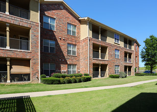 Lost Creek Apartments Homes in Grand Prairie, TX - Building Photo - Building Photo