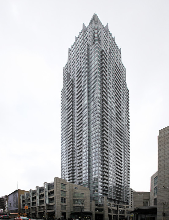 Quantum 2 in Toronto, ON - Building Photo