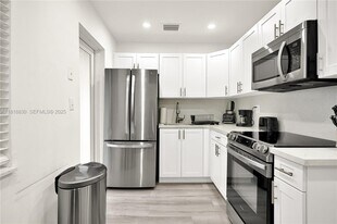 300 NW 82nd Terrace in Miami, FL - Building Photo