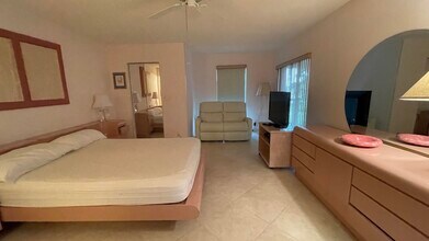 6866 Huntington Ln in Delray Beach, FL - Building Photo - Building Photo