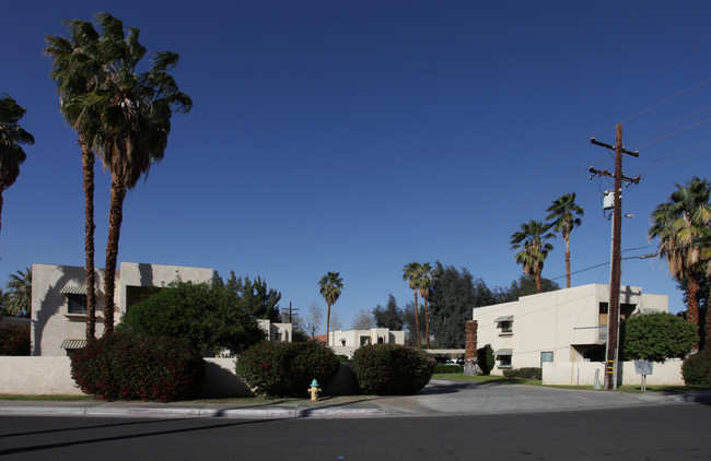 74630 Shadow Hills Rd in Palm Desert, CA - Foto de edificio - Building Photo