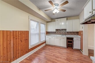 37948 Barnes Ct in Willoughby, OH - Building Photo - Building Photo