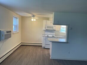 Springwood Apartments in Springfield, PA - Foto de edificio - Building Photo