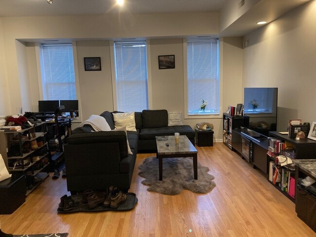 1735 W Crystal St, Unit 2F in Chicago, IL - Foto de edificio - Building Photo