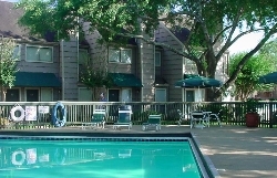 Bridgestone Apartments in Friendswood, TX - Foto de edificio - Building Photo