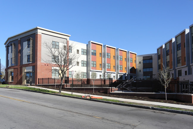 Upper Falls Square in Rochester, NY - Foto de edificio - Building Photo