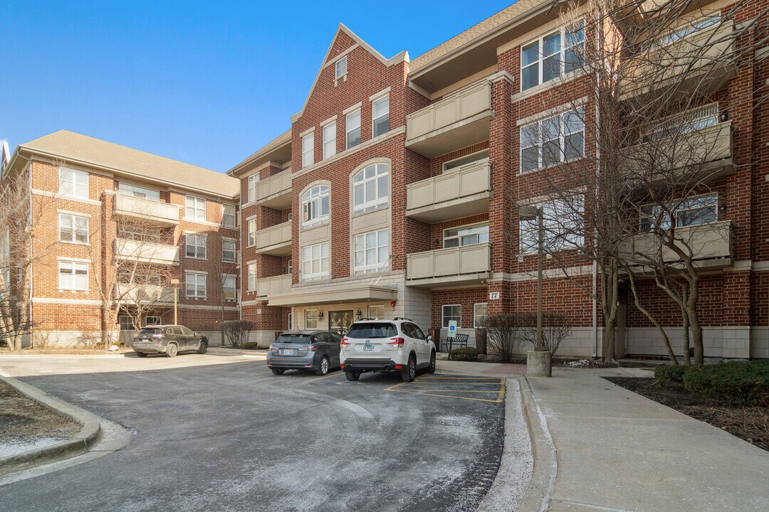 77 N Quentin Rd in Palatine, IL - Building Photo