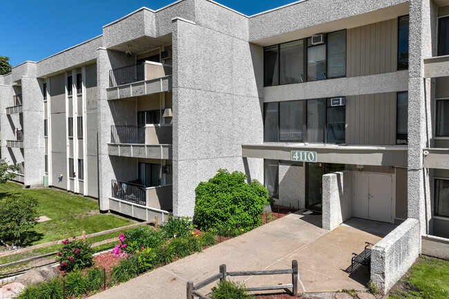 Eagan Gardens in Eagan, MN - Foto de edificio - Building Photo