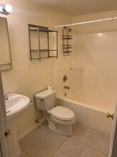 6410 Phinney Ave N, Unit Studio B in Seattle, WA - Building Photo - Building Photo