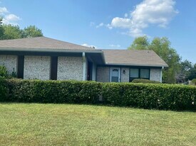 2729 Mccarley Dr in Commerce, TX - Building Photo