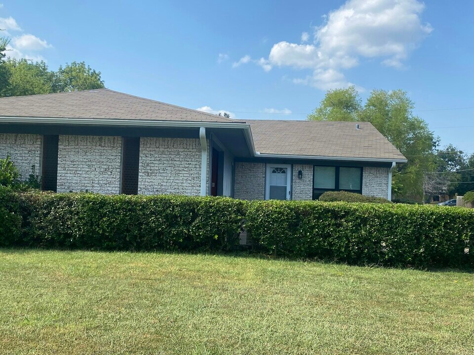 2729 Mccarley Dr in Commerce, TX - Building Photo