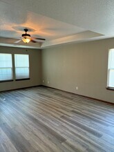 123 SW Rose Garden Ln in Blue Springs, MO - Foto de edificio - Building Photo