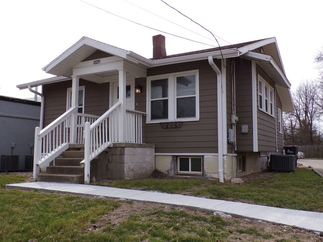 1002 W Broadway in Columbia, MO - Building Photo - Building Photo