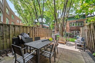 2675 N Greenview Ave in Chicago, IL - Building Photo - Building Photo