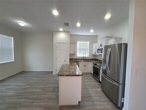 140 Highland Meadows St in Davenport, FL - Foto de edificio - Building Photo