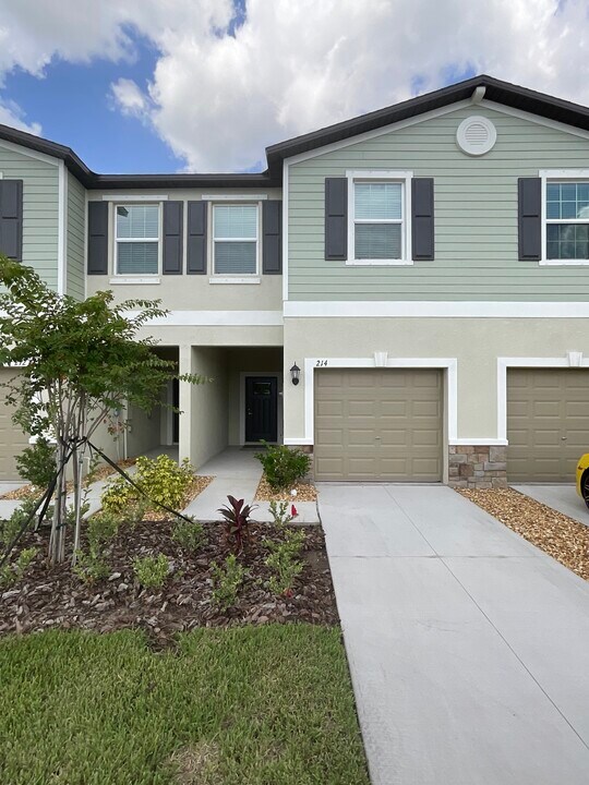 214 Tulip Banded Way in Ruskin, FL - Building Photo