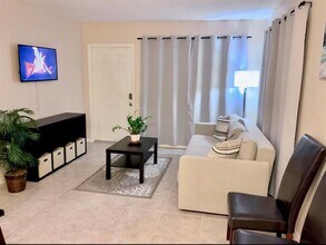 615 NW 18th St, Unit 1 in Fort Lauderdale, FL - Foto de edificio - Building Photo