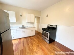 26 Taft St, Unit 3 in Boston, MA - Foto de edificio - Building Photo