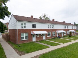 Maple Court, State Court, State Street in Waterloo, ON - Building Photo