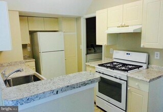 12829 Fair Briar Ln-Unit -12829 in Fairfax, VA - Building Photo - Building Photo