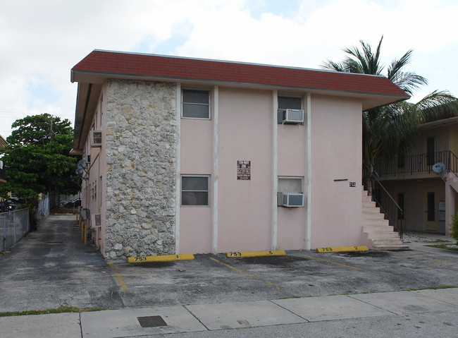 Llanes Apartments in Miami, FL - Building Photo - Building Photo