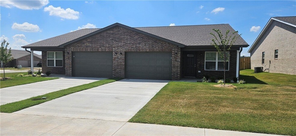 6807 NW Trevy St in Bentonville, AR - Building Photo