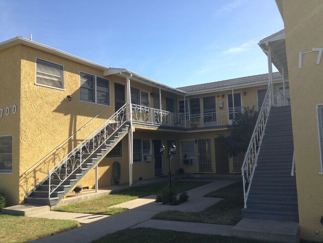 1700 W Victory Blvd in Burbank, CA - Foto de edificio - Building Photo