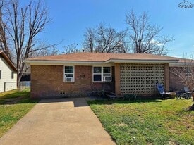 104 Ave G in Burkburnett, TX - Building Photo