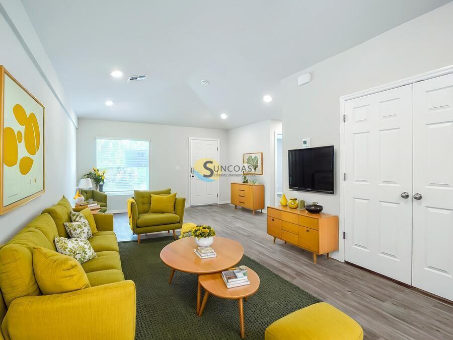 6357 Spinnaker Blvd in Englewood, FL - Building Photo