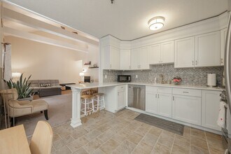 124 Tennis Plaza Rd, Unit 8 in Dracut, MA - Building Photo - Building Photo